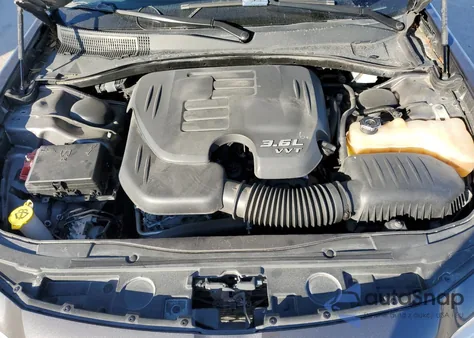 2018 Chrysler 300 Limited z USA, uszkodzony, nr VIN 2C3CCAEG2JH129889